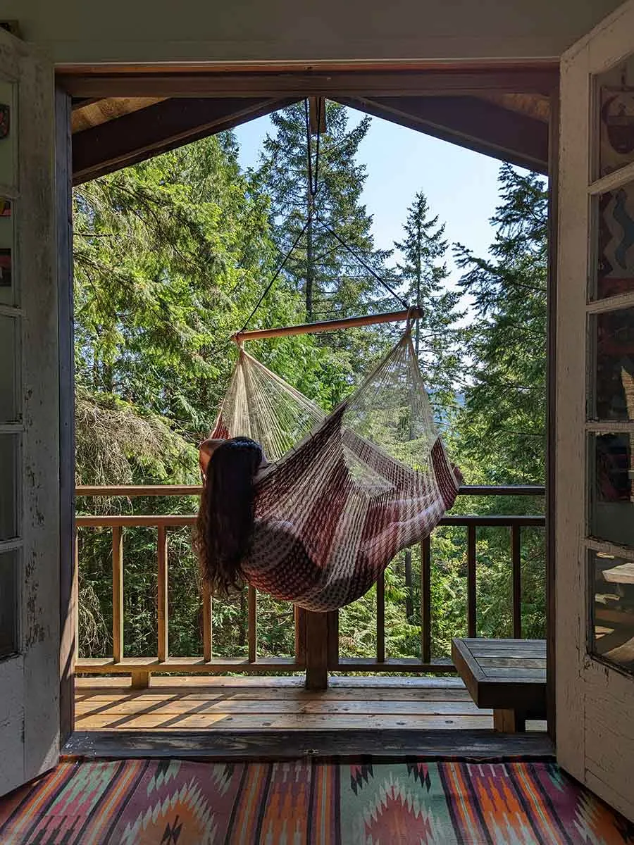 Thin Hangout Chair - Rustic